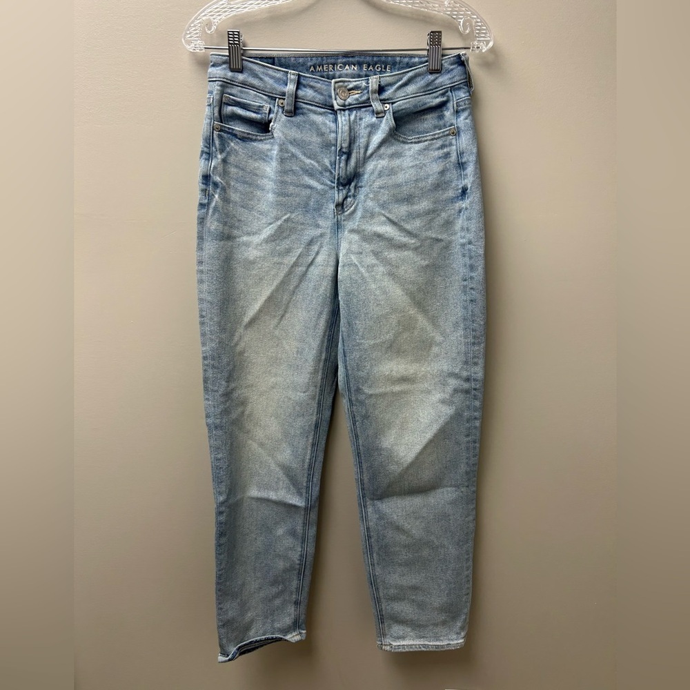 American Eagle Women’s Mom‎ Straight Leg Jeans Light Wash